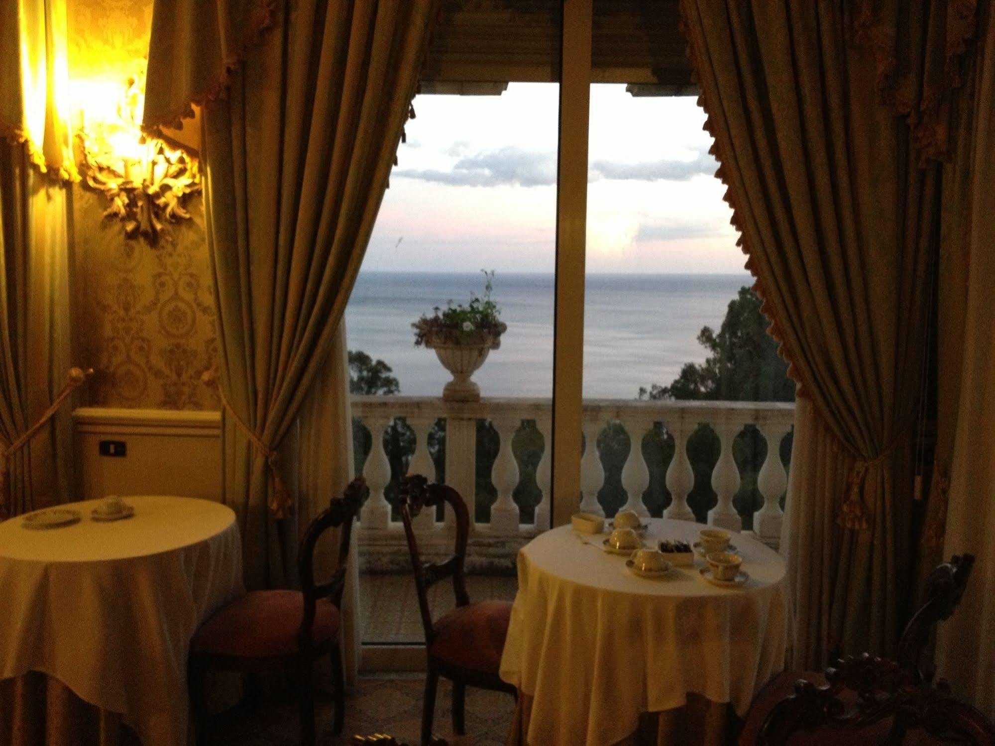 Hotel Villa Riis Taormina Exteriör bild